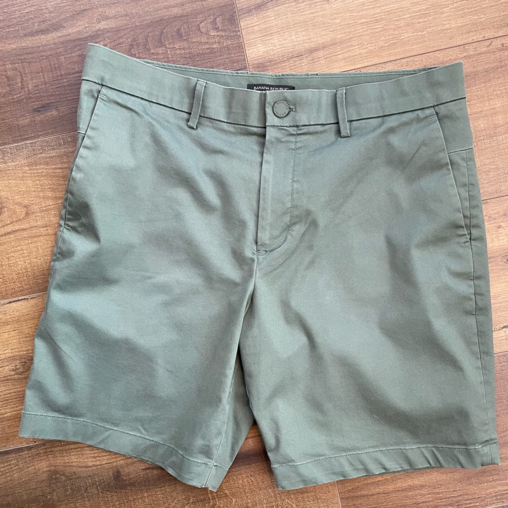 Banana Republic Core Temp Shorts- size 33 Olive Green